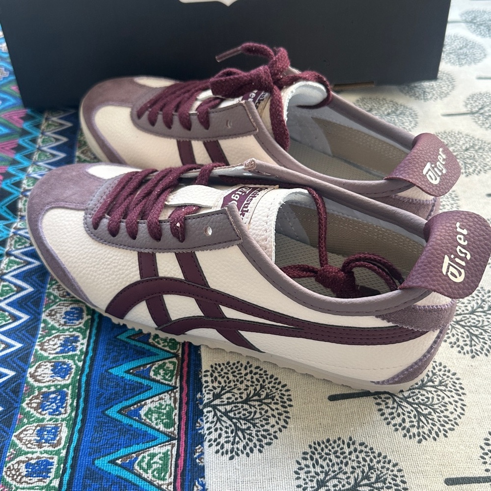 Onitsuka Tiger Mexico 66 Sneakers in White & Burgundy - Picture 2 of 8